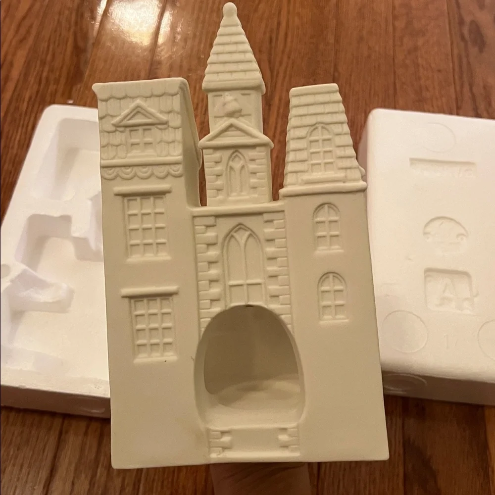 NEW IN BOX PartyLite Village Carolers White Porcelain Tea-light Candle Holder
